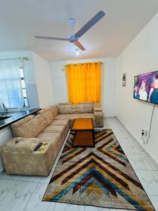 モンバサにあるHome by Mercy Apiyoのソファとテーブルのあるリビングルーム