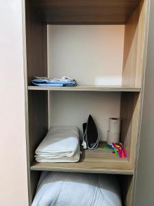 モンバサにあるHome by Mercy Apiyoの木製の棚(タオルなどを入れたもの)