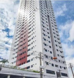 a tall white building with many windows on it at Excelente apartamento a 5 min da COP30 in Belém