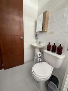 Un baño pequeño con inodoro y lavabo. en Apartamento en Cabecera, en Bucaramanga