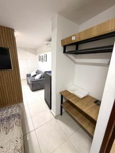 Una sala de estar con un sofá y un televisor. en Apartamento en Cabecera, en Bucaramanga