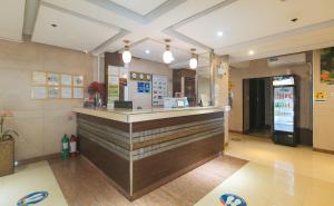 马尼拉The Shilla Philia Hotel by RedDoorz的大堂内带柜台的餐厅