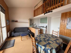 Una cocina y una sala de estar con una mesa en una habitación. en L'INTEMPOREL RESIDENCE LES HERMINES APPARTEMENT POUR 8 PERSONNES - FR-1-814-148, en Super Besse 11 fotos más