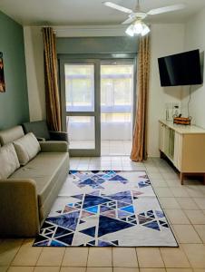 Una sala de estar con un sofá y un televisor. en Capão Novo 111, en Capão da Canoa