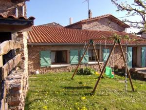 un'altalena nel cortile di una casa di Gîte rural confortable avec terrasse, proche de Roanne - FR-1-496-376 a Vendranges