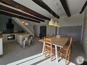 O bucătărie sau chicinetă la Maison de charme avec grand jardin et animaux admis à Sorges - FR-1-616-500
