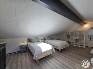 Un pat sau paturi într-o cameră la Maison de charme avec grand jardin et animaux admis à Sorges - FR-1-616-500