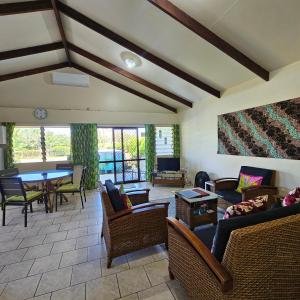 Χώρος καθιστικού στο Mango Cottage with AC, Unlimited Wifi and Private pool