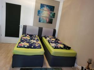 two beds sitting next to each other in a room at Unterkunftsresidenz in Erfurt