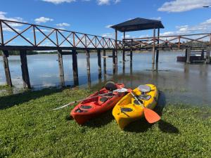 dos kayaks sentados en el césped junto a un muelle en Casona El Templo Islero, en San Pedro 6 fotos más