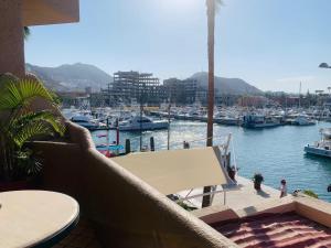 Una vista de un puerto deportivo con barcos en el agua. en Casa Pura Vida, en Cabo San Lucas 10 fotos más