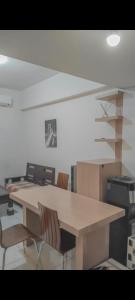 an office with a wooden table and chairs at Appartemen candiland in Jomblang