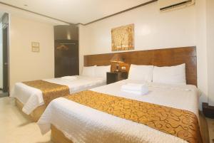 马尼拉The Shilla Philia Hotel by RedDoorz的一间酒店房间，房间里有两张床 更多53张照片