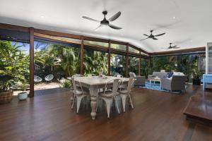 une salle à manger avec une table et des chaises dans l'établissement Bribie Hideaway Retreat, à Bellara