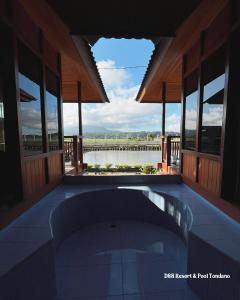una piscina in una casa con vista sull'acqua di D88 Resort a Remboken
