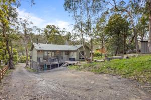 una pequeña casa en medio de un camino de tierra en High Road Haven, en Halls Gap