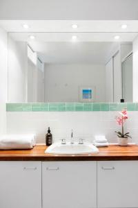 un baño con lavabo y espejo en Sunny Private Oasis Stroll to Noosa Main Beach, en Noosa Heads