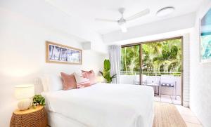 Un dormitorio blanco con una cama y una ventana grande. en Sunny Private Oasis Stroll to Noosa Main Beach, en Noosa Heads 46 fotos más