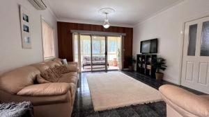 TV a/nebo společenská místnost v ubytování Sought After Location