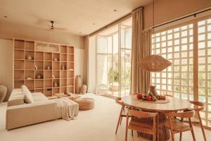 un salon avec un canapé et une table dans l'établissement NORI Boutique Villas, Near Nyang Nyang Beach, Uluwatu, à Uluwatu