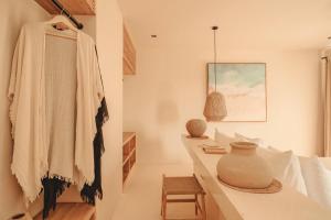 une pièce avec une table avec un vase dessus dans l'établissement NORI Boutique Villas, Near Nyang Nyang Beach, Uluwatu, à Uluwatu 126 autres photos