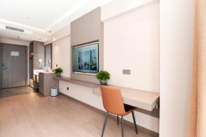 um escritório com uma secretária e uma cadeira em Harbin Airport Lake View Hotel em Harbin