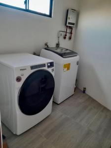 a dryer and a washing machine in a room at Chez Nemo in Puerto Villamil