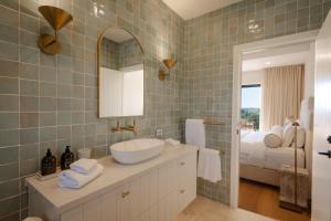 une salle de bain avec un lavabo, un miroir et un lit dans l'établissement The Brooklet, à Byron Bay 18 autres photos