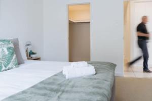 Una habitación con una cama con dos toallas encima. en Dolce Vita Esplanade NobleBNB, en Port Willunga