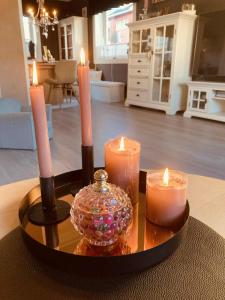 un grupo de velas sobre una mesa en una sala de estar en Sentral leilighet, nært tog, buss, sykehus og byen, en Bodø
