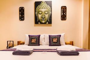 - un lit avec des oreillers et un tableau mural dans l'établissement Baan Ton Rak Boutique Resort, à Ko Chang 116 autres photos