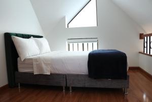 Ένα ή περισσότερα κρεβάτια σε δωμάτιο στο gA Luxury Apartment, 2 floors +20 φωτογραφίες