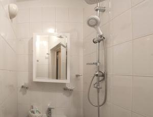ヴァルナ・シティにあるTop Center Stefan Stambolovのバスルーム(シャワー、鏡付)