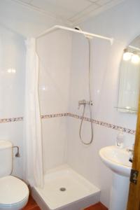 y baño con ducha, aseo y lavamanos. en Casa Yayo en Puebla de Benifasar