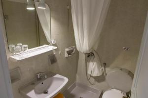 イライオンにあるSpiti Hotelのバスルーム(洗面台、トイレ、鏡付)