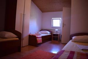 Posteľ alebo postele v izbe v ubytovaní Matanovi dvori-Krka National Park