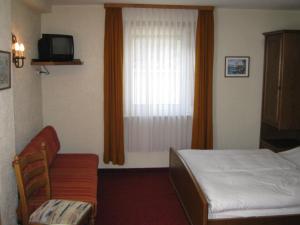 um quarto de hotel com uma cama e uma janela em Hotel Café Post em Rüdesheim am Rhein
