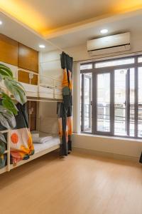 Camera con letti a castello e finestra. di Saigon Authentic Hostel - Local Vibes, City Walks, Cooking Classes, Food Tours, Free Breakfast, Gym & Rooftop ad Ho Chi Minh
