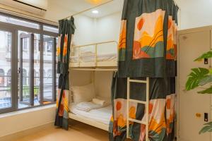 Postel nebo postele na pokoji v ubytování Saigon Authentic Hostel - Local Vibes, Food Tours, City Walks, Cooking Classes, Free Breakfast, Gym & Rooftop + 64 fotografií