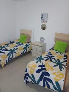 Dos camas una al lado de la otra en un dormitorio. en Serena Village Punta Cana 12 min away from PUJ Intl, en Punta Cana