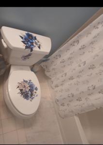 ボウイにあるWhite light retreatのバスルーム(花柄のトイレ付)