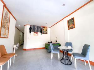 ルアンパバーンにあるAtsalin Guesthouseの椅子、テーブル、テーブル付きの部屋