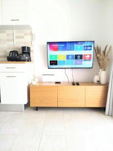 TV a/nebo společenská místnost v ubytování Lamore 01 - more comfortable of all