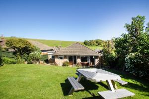 uma mesa de piquenique no quintal de uma casa em Dean Court Garden - Parking - by Brighton Holiday Lets em Rottingdean