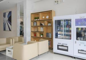 un negozio con due sedie e una libreria di City Comfort Inn Nanning Wuyi Road Department of Motor Vehicles a Nanning