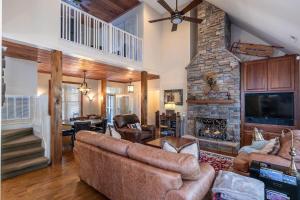 un soggiorno con divano e camino di Stoney Brook Cottage at Echota a Boone