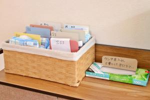 Dos cestas colocadas en un estante con libros. en ゲストハウスＰｉｋｏ, en Shingu 40 fotos más