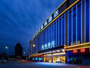 a large building with writing on the side of it at Lavande Hotel Foshan Shunde Daliang Qinghuiyuan Shihu Road in Shunde