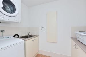 Una cocina o kitchenette en Lake Escape 22 fotos más