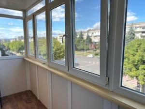 a room with three windows with a view of a street at 2 к квартира в Чернівцях проспект Незалежності in Chernivtsi